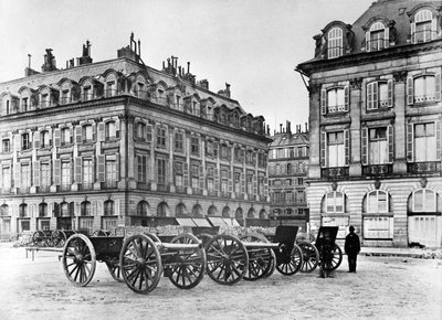 Strada di Parigi con barricata e cannoni, 1870 da French Photographer